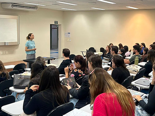 Coordenadora do curso realiza a divulgação do ENAMED 2026