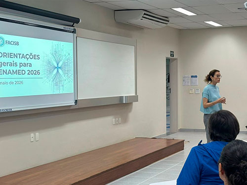 Coordenadora do curso realiza a divulgação do ENAMED 2026