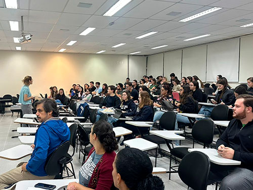 Coordenadora do curso realiza a divulgação do ENAMED 2026